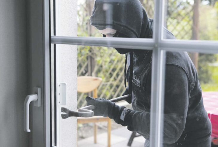 Geschlossene Fenster und Balkontüren bieten weniger Angriffsfläche für Einbrecher. Foto: Silvia Marks/dpa