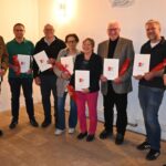 Aus dem Schwaiger Gemeinderat verabschiedet wurden Thomas Noß, Bernhard Winter, Frank Riedel, Alexandra Sopp, Karola Hagen-Brosche, Walter Neumann und Benjamin Stockmayer (von links). Rechts Bürgermeister Wittmann.