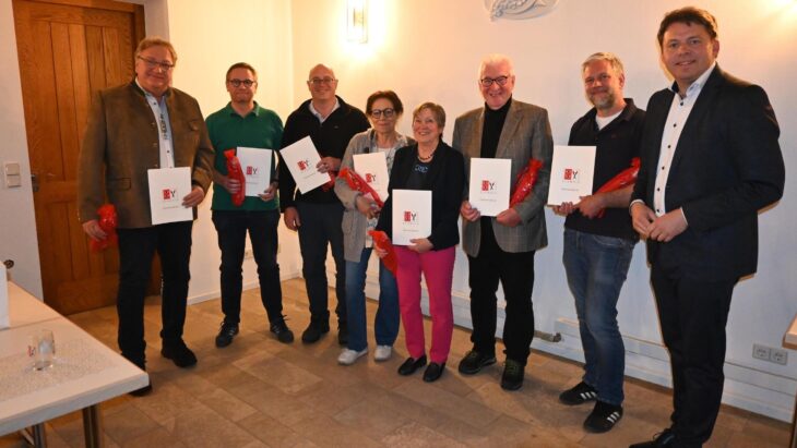 Aus dem Schwaiger Gemeinderat verabschiedet wurden Thomas Noß, Bernhard Winter, Frank Riedel, Alexandra Sopp, Karola Hagen-Brosche, Walter Neumann und Benjamin Stockmayer (von links). Rechts Bürgermeister Wittmann.