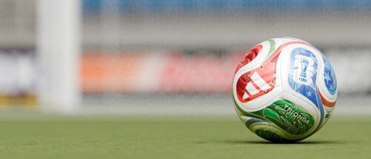 Ball zur Fußball-WM auf dem Rasen
