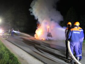 Auch das Löschen eines brennenden Holzhaufens war Teil der Übung.