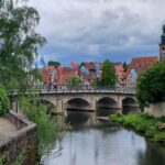 Banner mit Artikeln des Grundgesetzes hängen an der Wasserbrücke.