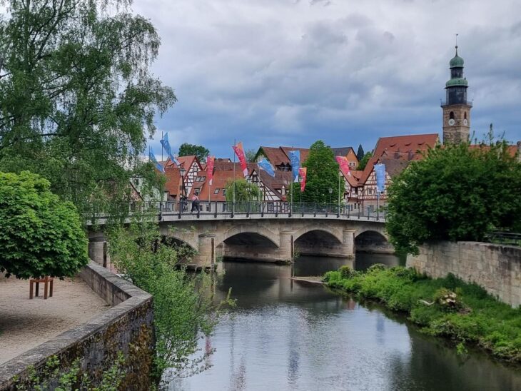 Banner mit Artikeln des Grundgesetzes hängen an der Wasserbrücke.
