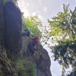 Bergretter im dritten Teil des Höhenglückssteiges im Hirschbachtal bei der Rettung eines entkräfteten Patienten.