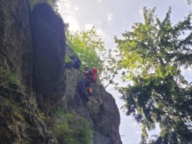 Bergretter im dritten Teil des Höhenglückssteiges im Hirschbachtal bei der Rettung eines entkräfteten Patienten.