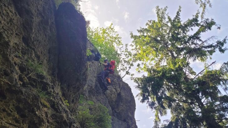 Bergretter im dritten Teil des Höhenglückssteiges im Hirschbachtal bei der Rettung eines entkräfteten Patienten.