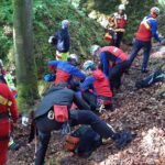 Bergwachten, Helfer-vor-Ort, Feuerwehren und ASB waren beim Kletterunfall in den „Katzenlöchern“ im Einsatz.