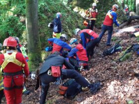 Bergwachten, Helfer-vor-Ort, Feuerwehren und ASB waren beim Kletterunfall in den „Katzenlöchern“ im Einsatz.