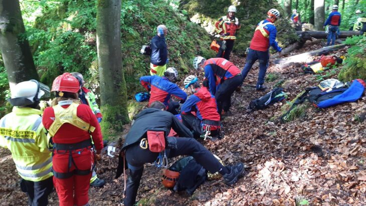 Bergwachten, Helfer-vor-Ort, Feuerwehren und ASB waren beim Kletterunfall in den „Katzenlöchern“ im Einsatz.