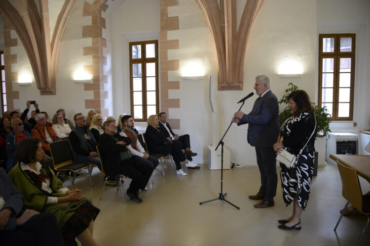 Bürgermeister Thomas Lang und Jana Motlikova, Stadtratsmitglied aus Loket, bei der Begrüßung der Gäste in der Laufer Wenzelburg am vergangenen Sonntag.