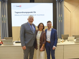Bürgermeister Thomas Lang (links) mit seinen beiden neuen Stellvertretern Erika Vogel und Daniel Illauer.
