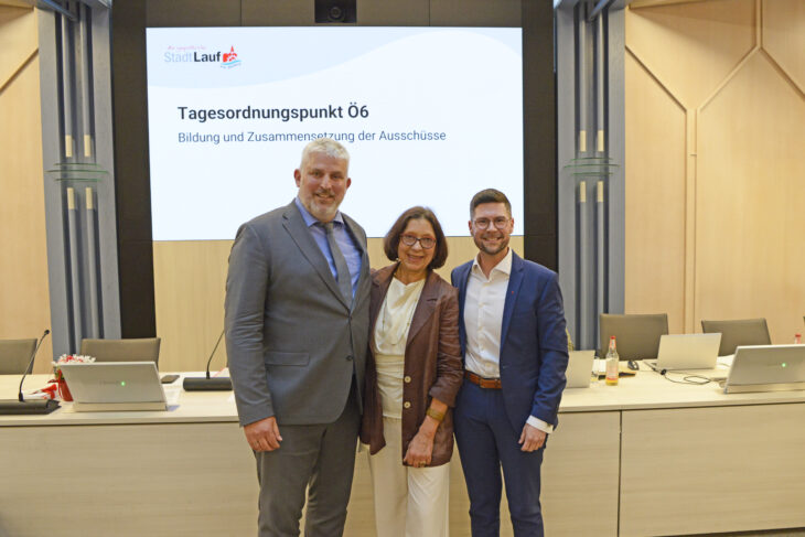 Bürgermeister Thomas Lang (links) mit seinen beiden neuen Stellvertretern Erika Vogel und Daniel Illauer.