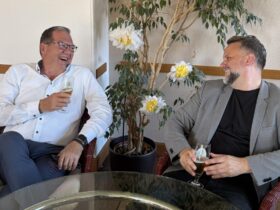 Der neue und der alte Bürgermeister der Gemeinde Burgthann: Rainer Bock (rechts) dankte Heinz Meyer für dessen langjähriges Engagement.