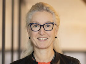 Daniela Bock referiert über Dach- und Fassadenbegrünungin Feucht.
