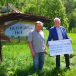 Erhard Girschikofsky-Wagner (rechts) und Karl Heinlein bei der Scheckübergabe.