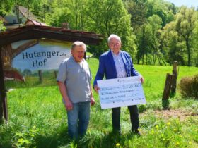 Erhard Girschikofsky-Wagner (rechts) und Karl Heinlein bei der Scheckübergabe.