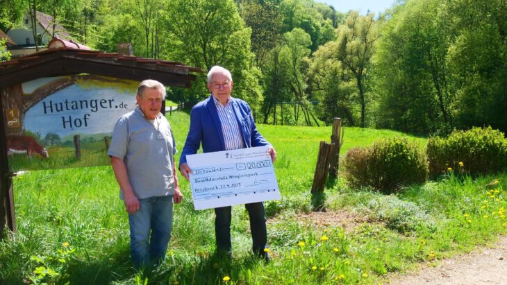 Erhard Girschikofsky-Wagner (rechts) und Karl Heinlein bei der Scheckübergabe.