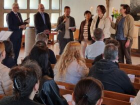 Das Bild zeigt Martina Renninger bei der Segnung durch Freunde, Kollegen und ihre Lebensgefährtin.