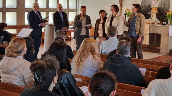 Das Bild zeigt Martina Renninger bei der Segnung durch Freunde, Kollegen und ihre Lebensgefährtin.