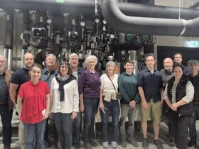 Die Besucherinnen und Besucher aus Hersbruck und Landshut in der Heizzentrale des Landratsamts, in der Mitte Ulrike Eyrich, Angelika Pflaum, Tom Schaffer, Stefan Steinkohl, Harry Schmidt, schräg dahinter Bauamtsleiter Thomas Stöckl.