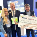 Das Bilds zeigt (von links) Carmen Baur, Vorsitzende Tierhilfe Franken, Tom Kallman, Präsident und CEO von Kallman Worldwide, und Jochen Baur, Kassier Tierhilfe Franken.