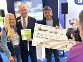 Das Bilds zeigt (von links) Carmen Baur, Vorsitzende Tierhilfe Franken, Tom Kallman, Präsident und CEO von Kallman Worldwide, und Jochen Baur, Kassier Tierhilfe Franken.