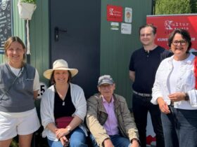 Das Foto zeigt (von links) Judith Paloch, Theresa Linhard, Heinrich Wällermann (Lions Club), Roland Coras (Lions Club) und Beate Treffkorn (Sparkasse Nürnberg, Zukunfts- und Kulturstiftung der Sparkasse Nürnberg).