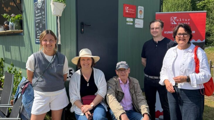 Das Foto zeigt (von links) Judith Paloch, Theresa Linhard, Heinrich Wällermann (Lions Club), Roland Coras (Lions Club) und Beate Treffkorn (Sparkasse Nürnberg, Zukunfts- und Kulturstiftung der Sparkasse Nürnberg).