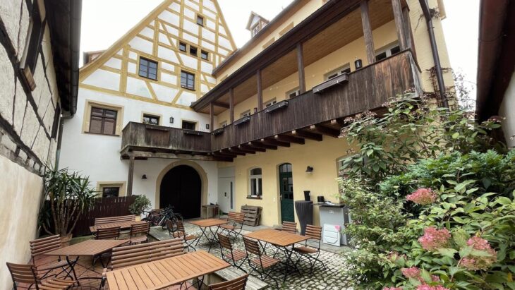 Der Innenhof der „Wolfschlucht“ ist ein echtes Schmuckstück.