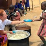 Der Weltladen Neuhaus unterstützt das Waisenhaus in Uganda, im Bild Anne Klinge bei der Essensausgabe.