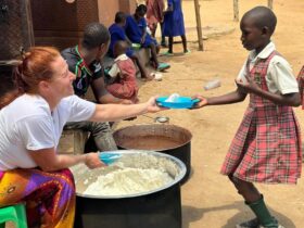 Der Weltladen Neuhaus unterstützt das Waisenhaus in Uganda, im Bild Anne Klinge bei der Essensausgabe.