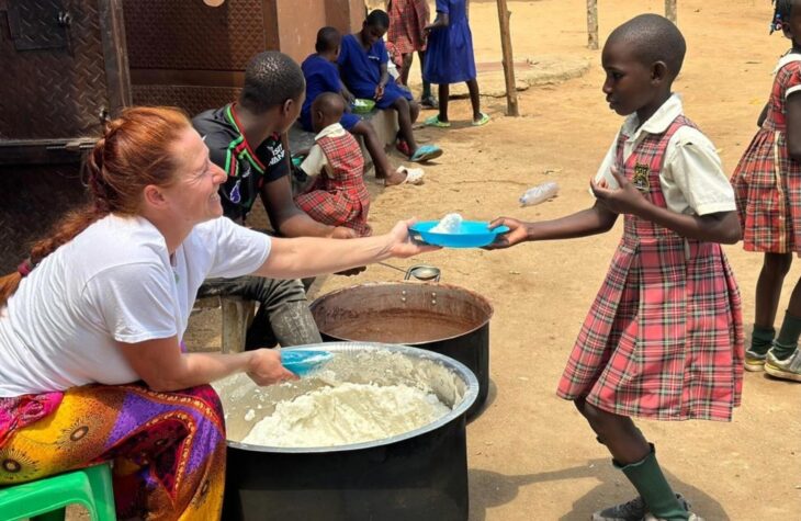 Der Weltladen Neuhaus unterstützt das Waisenhaus in Uganda, im Bild Anne Klinge bei der Essensausgabe.
