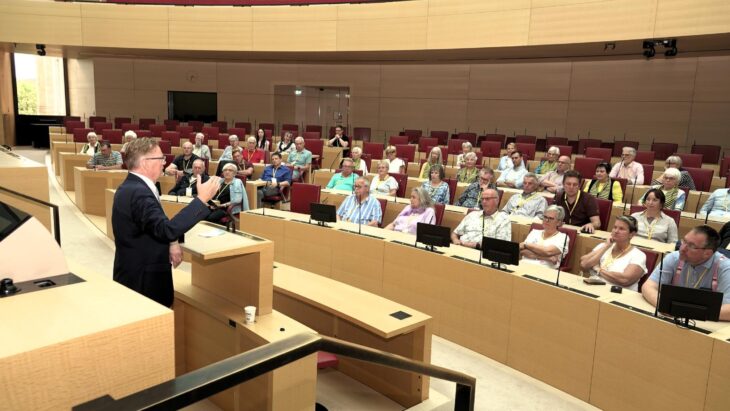 Die Gäste aus dem Nürnberger Land durften im Plenarsaal Platz nehmen und mit Norbert Dünkel Themen aus dem Landkreis diskutieren.