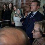 Die Schüler erklärten Oberbürgermeister Marcus König eine Medieninstallation zur Filmemacherin Leni Riefenstahl.