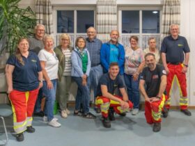 Die Wanderführer und ihre Ausbilder (von links): Hanne Müller, Franz Niemeyer, Inge Bauer, Hilde Loos, Waltraud Hirschmann , Horst Wieland, Niklas Blöchinger, Klaus Hirschmann, Sabine Niemeyer, Wolfgang Gruber, Gaby Söhnlein, Werner Fischer und Paul Layritz.