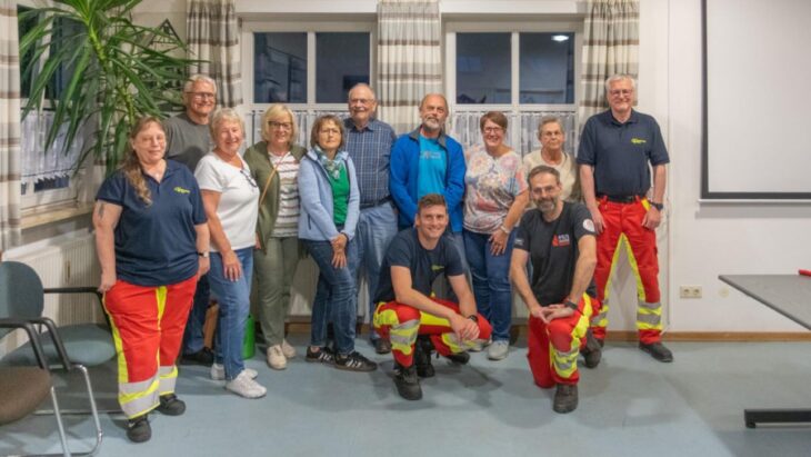 Die Wanderführer und ihre Ausbilder (von links): Hanne Müller, Franz Niemeyer, Inge Bauer, Hilde Loos, Waltraud Hirschmann , Horst Wieland, Niklas Blöchinger, Klaus Hirschmann, Sabine Niemeyer, Wolfgang Gruber, Gaby Söhnlein, Werner Fischer und Paul Layritz.