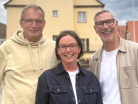 Die beiden Ortsvorsitzenden Peter Uschalt (links) und Götz Reichel mit Elaine Schmidt als Vorsitzender der Frauen-Union.