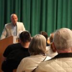 Bürgermeister Harald Danzl informiert die rund 50 Besucher der Infoveranstaltung zum Sailer-Areal.