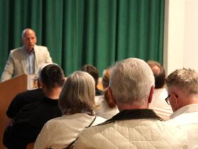 Bürgermeister Harald Danzl informiert die rund 50 Besucher der Infoveranstaltung zum Sailer-Areal.