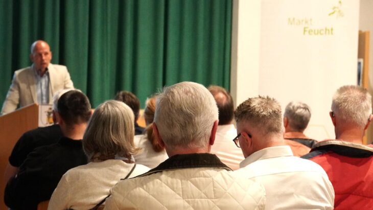 Bürgermeister Harald Danzl informiert die rund 50 Besucher der Infoveranstaltung zum Sailer-Areal.