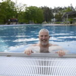 Bürgermeister Thomas Lang eröffnete am Montagmorgen die Badesaison im Laufer Freibad.