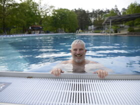 Bürgermeister Thomas Lang eröffnete am Montagmorgen die Badesaison im Laufer Freibad.