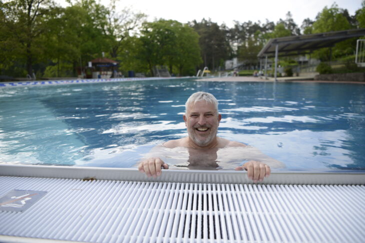 Bürgermeister Thomas Lang eröffnete am Montagmorgen die Badesaison im Laufer Freibad.