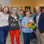 Feuchts Bürgermeister Harald Danzl überreicht der ehemaligen Leiterin des Stöberladens einen Blumenstrauß.