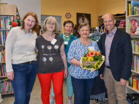Feuchts Bürgermeister Harald Danzl überreicht der ehemaligen Leiterin des Stöberladens einen Blumenstrauß.