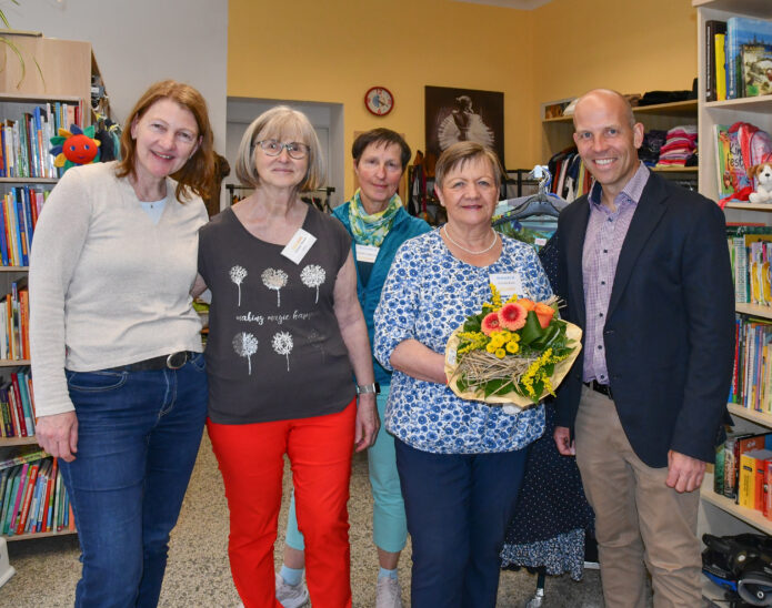 Feuchts Bürgermeister Harald Danzl überreicht der ehemaligen Leiterin des Stöberladens einen Blumenstrauß.