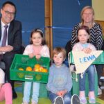 Hewa-Geschäftsführer Harald Kiesl mit Daniela Schindler, Leiterin der Kneipp-Kita „Altstadtzwerge“, und einigen der dortigen Kinder, die jetzt wieder in jeder Schulwoche ihre geliebte gesunde Obstkiste vom Hutzelhof geliefert bekommen.