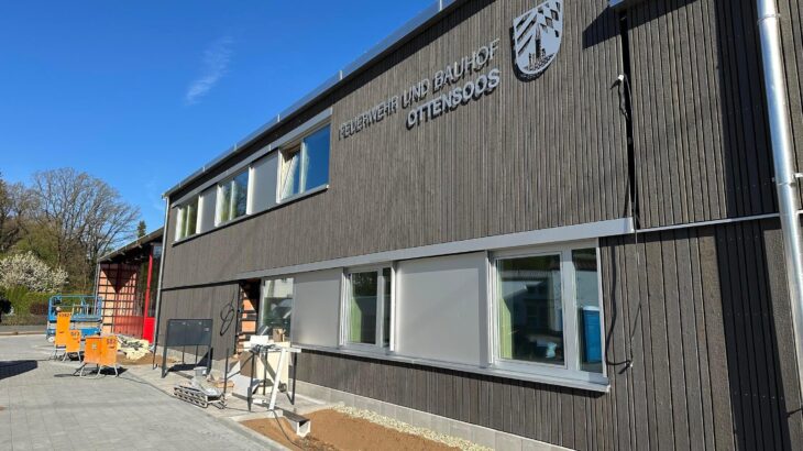 Das neue Feuerwehrhaus am Willi-Lobenwein-Platz 1 in Ottensoos wird am Wochenende eingeweiht.