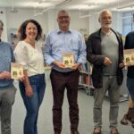 Klaus Wiedemann, Madlen Heider, Paul Ondrusek, Thomas Wrensch und Christoph Brunk (von links) bei der Bücherübergabe.