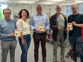 Klaus Wiedemann, Madlen Heider, Paul Ondrusek, Thomas Wrensch und Christoph Brunk (von links) bei der Bücherübergabe.